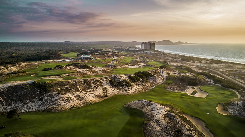 Là một phần của khu phức hợp The Grand Ho Tram, sân golf The Bluffs mang đến trải nghiệm sang trọng tuyệt đối