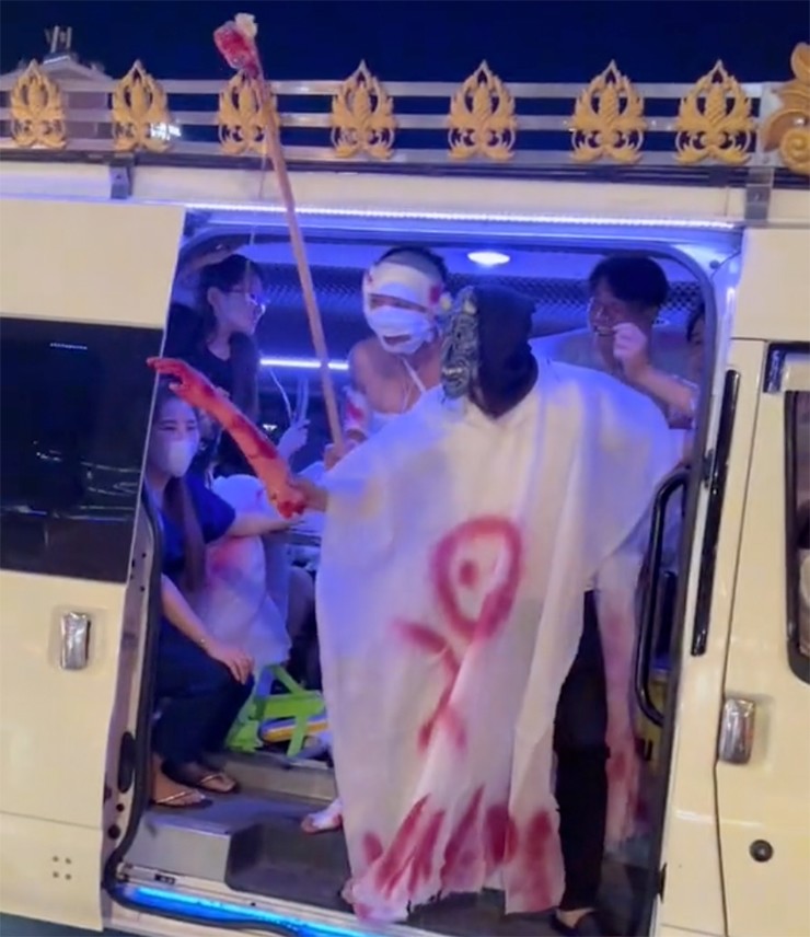Xe tang chở “ma quỷ” đi diễu phố đi bộ Nguyễn Huệ đêm Halloween (ảnh chụp từ clip)