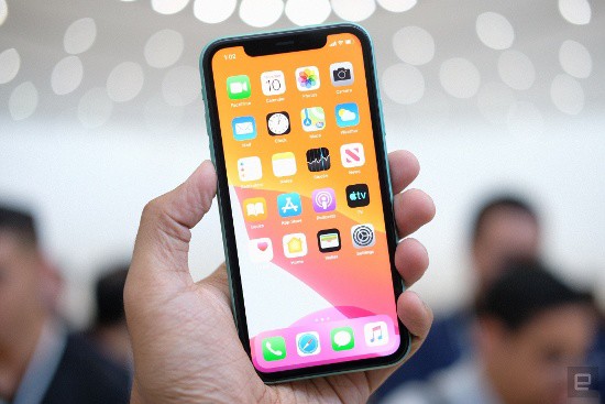 iPhone 11 khá nhỏ gọn.