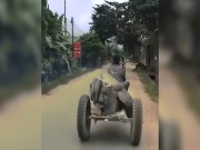 Ô tô - Clip: Công nông rơi hai bánh sau khi gặp tai nạn &quot;dở khóc dở cười&quot;