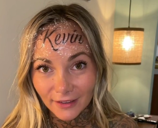 Ana nghĩ tất cả phụ nữ nên xăm tên bạn trai của mình lên người.