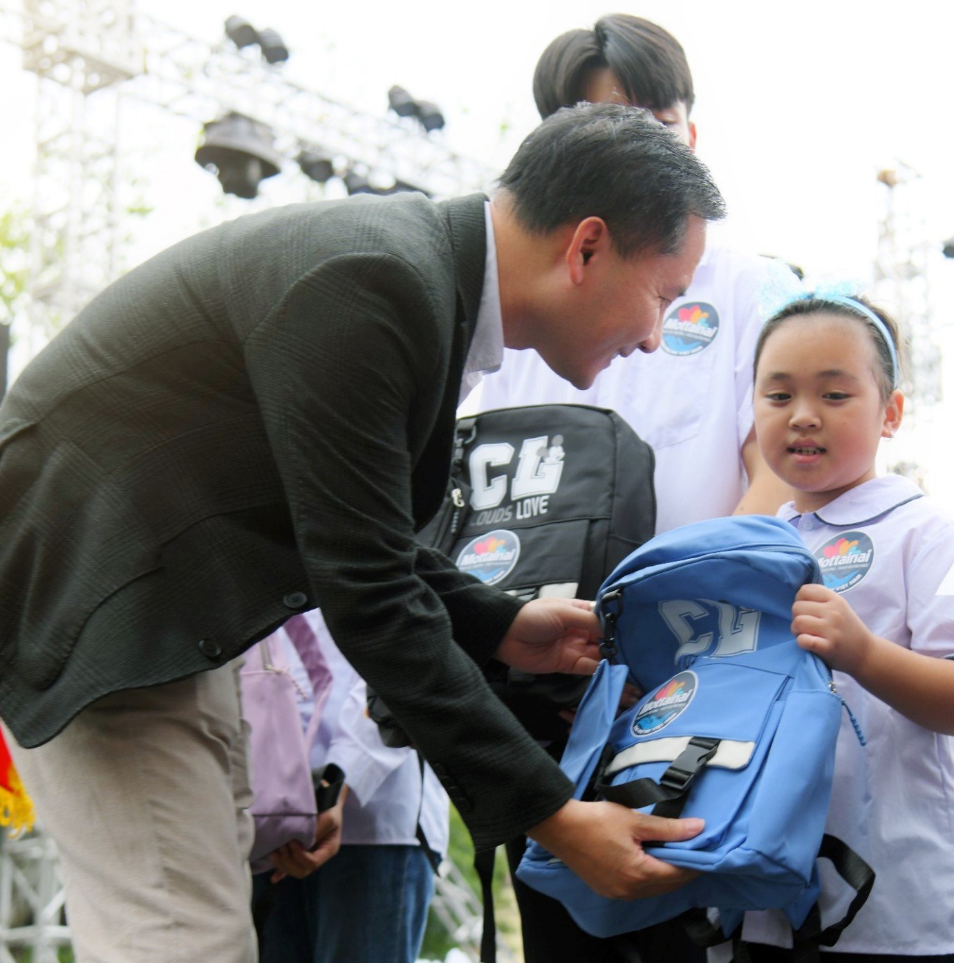 Công ty Bảo hiểm OPES đã trao tặng 20 suất học bổng cùng 50 phần quà thiết thực trong buổi Lễ kỷ niệm 10 năm Chương trình Mottainai