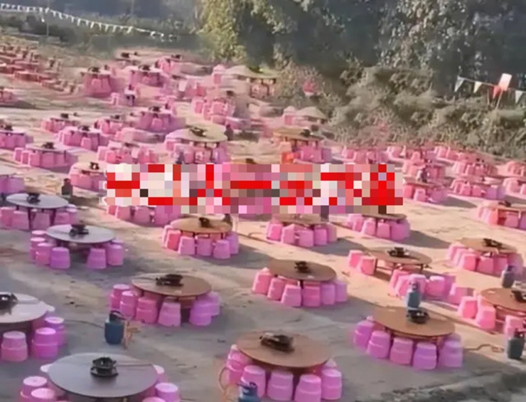 Cặp đôi tổ chức đám cưới bày 100 bàn nhưng không ai đến dự, biết được lý do khiến ai cũng bất ngờ.