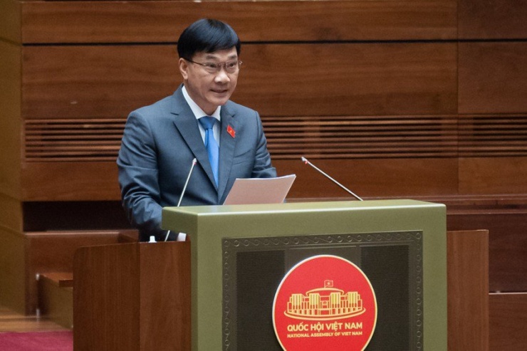 Chủ nhiệm Uỷ ban Kinh tế của Quốc hội Vũ Hồng Thanh trình bày báo cáo của cơ quan thẩm tra dự luật. Ảnh: QH