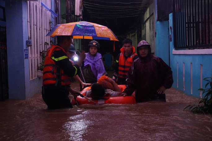 Đưa phao cứu sinh đến sơ tán người già, người bệnh