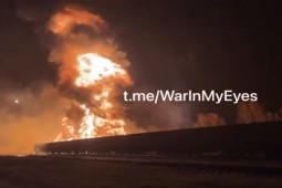 Ukraine tấn công đoàn tàu chở nhiên liệu của Nga ở Donetsk, lửa cháy ngùn ngụt