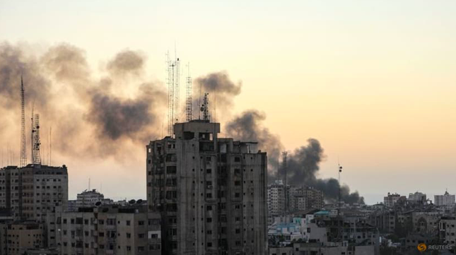 Khói bay lên ở thành phố Gaza sau cuộc tấn công của Israel ngày 7/11. (Ảnh: Reuters)