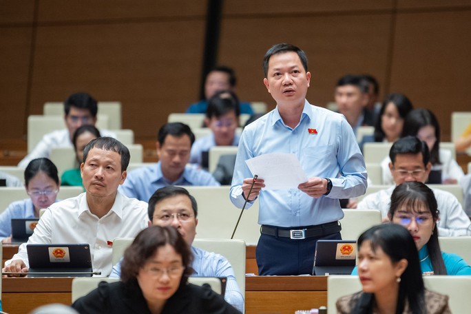 Đại biểu Trịnh Xuân An tranh luận với Bộ trưởng Bộ VH-TT-DL Nguyễn Văn Hùng sáng 8-11