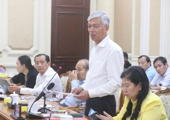 Phó chủ tịch UBND TPHCM Võ Văn Hoan trao đổi xoay quanh một số chất vấn từ phía HĐND TPHCM. Ảnh: Cẩm Nương