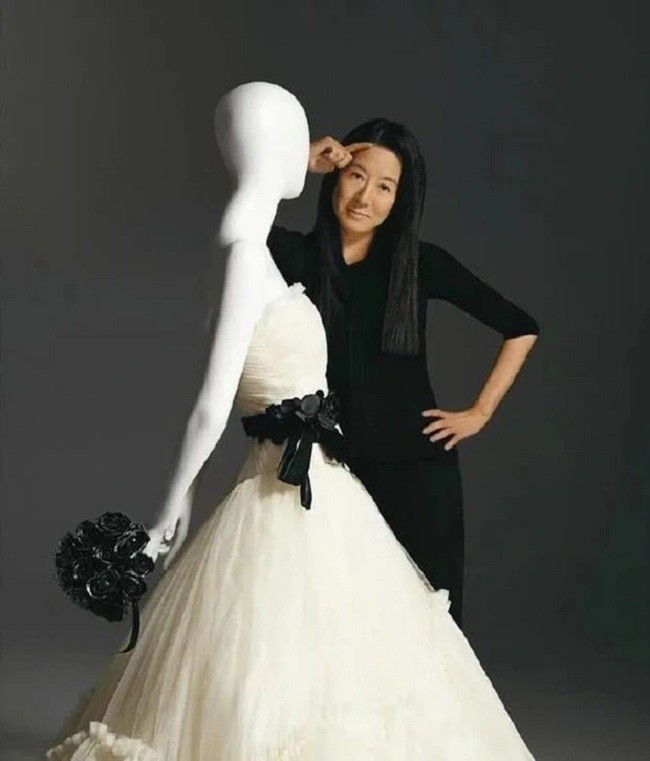 Vera Wang – nữ thiết kế nổi tiếng với những tác phẩm đồ cưới đáng mơ ước và khả năng cân bằng giữa thiết kế hiện đại và nét thanh lịch truyền thống.
