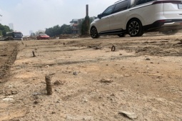 Tin tức trong ngày - Cận cảnh tuyến đường thi công bị "bỏ quên" gây ô nhiễm, mất ATGT