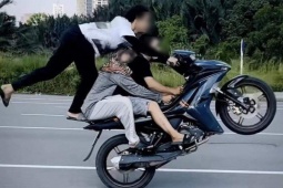 Tin tức trong ngày - Thanh niên "diễn xiếc" trên xe ở TP Hồ Chí Minh khai gì?