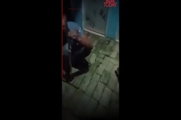 Thế giới - Cố tình khiêu khích con rắn cắn vào lưỡi, nam thanh niên nhận ngay kết đắng