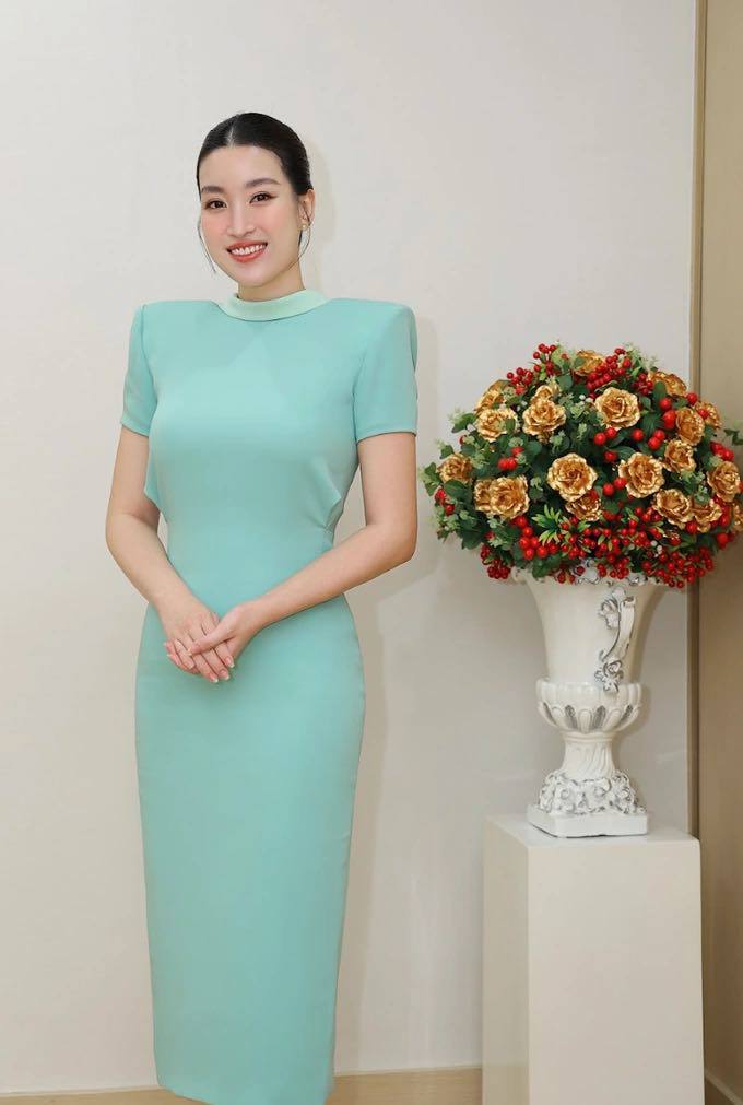 Vợ chủ tịch CLB Hà Nội sau khi sinh con ăn mặc còn “đẹp hơn cả khi còn son” - 1