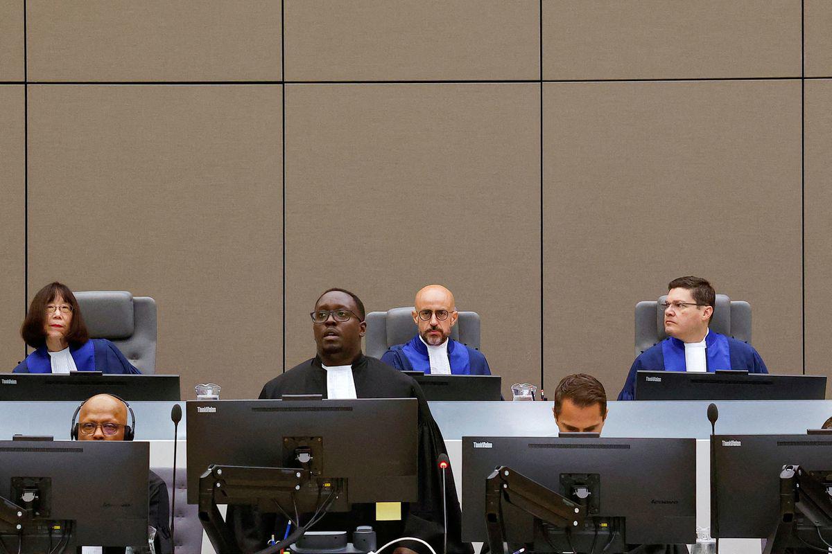 Các thẩm phán của ICC gồm Tomoko Akane (trái, áo xanh), Rosario Salvatore Aitala (giữa) và Sergio Gerardo Ugalde Godinez đã bị Nga phát lệnh truy nã.