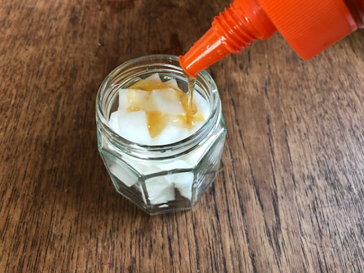 Củ cải trắng gọt vỏ, thái hạt lựu. Cho củ cải trắng thái vào lọ thủy tinh, đổ mật ong vào rồi đậy kín, để ở nhiệt độ phòng trong một đêm cho đến khi nước củ cải trắng chuyển sang dạng siro.