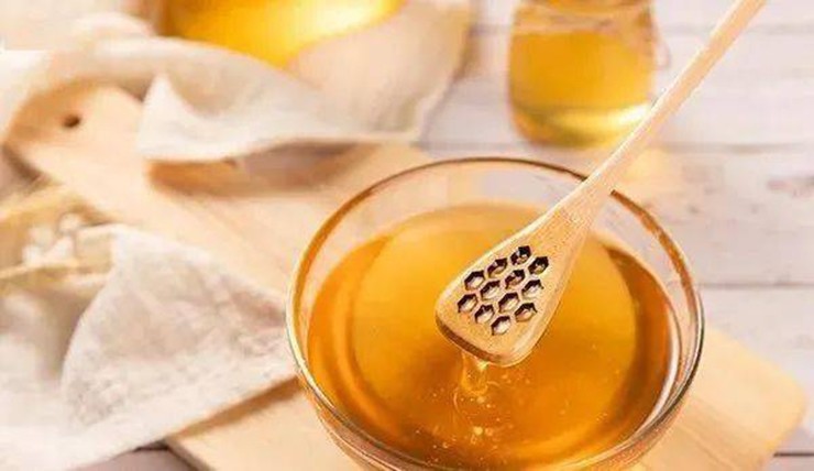 Sau khi làm xong, pha loãng mật ong và siro củ cải trắng với nước ấm, uống ngày 4-5 lần, hôm sau cơn ho sẽ thuyên giảm rõ rệt. 