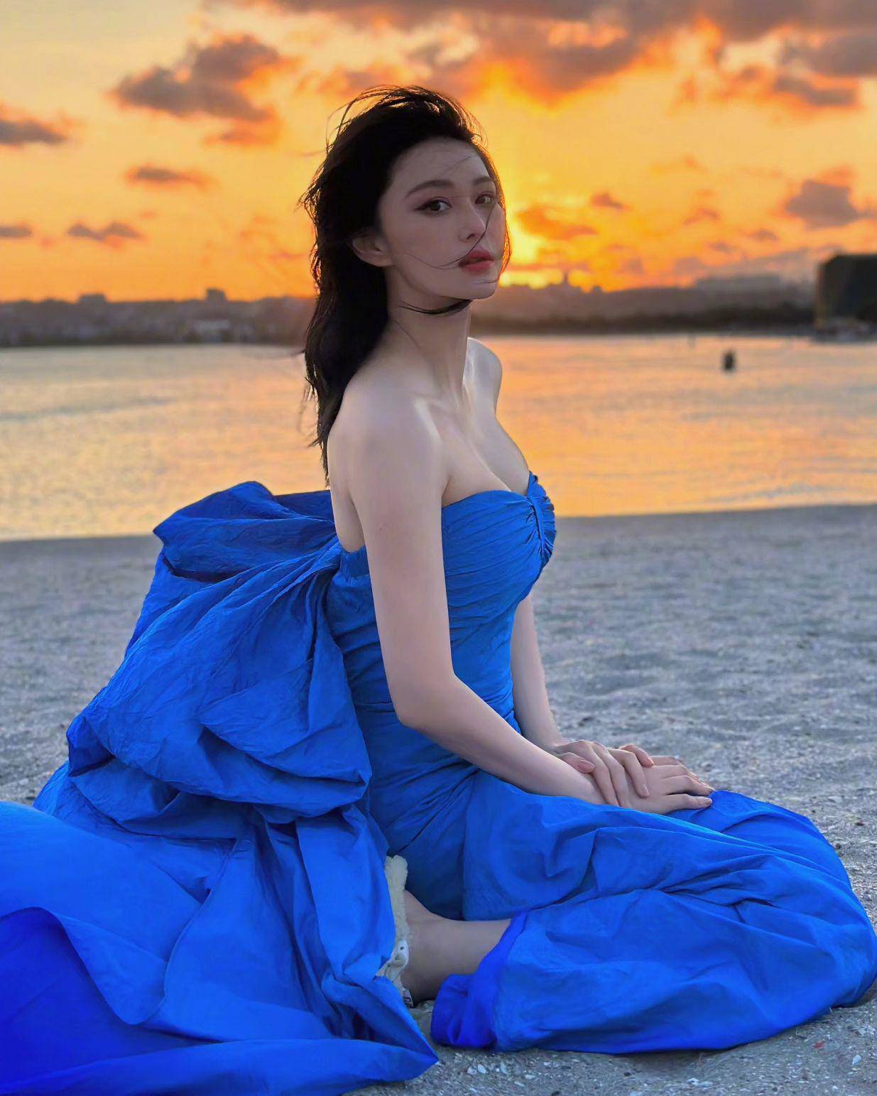 Trương Hinh Dư được khen đẹp quyến rũ khi diện bộ váy này đi biển.&nbsp;