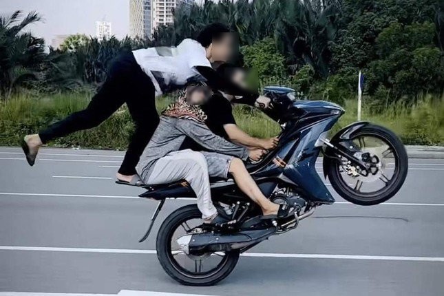 C điều khiển xe máy chở 3