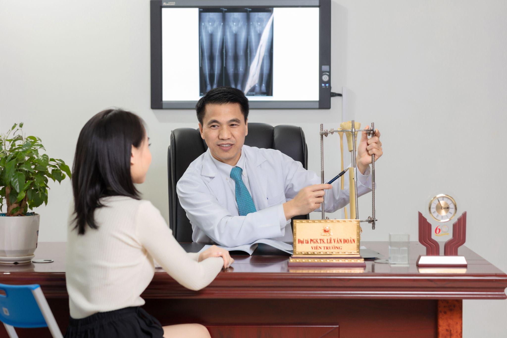 PGS. TS. Đoàn đang tư vấn cho bệnh nhân