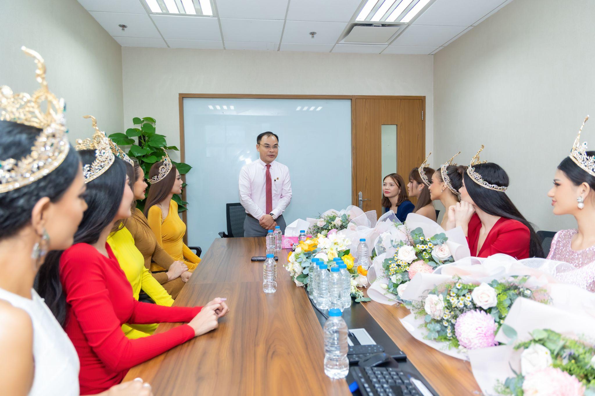 Đại diện Chicilon Media gửi lời chúc mừng đến các tân hoa, á hậu MGI 2023