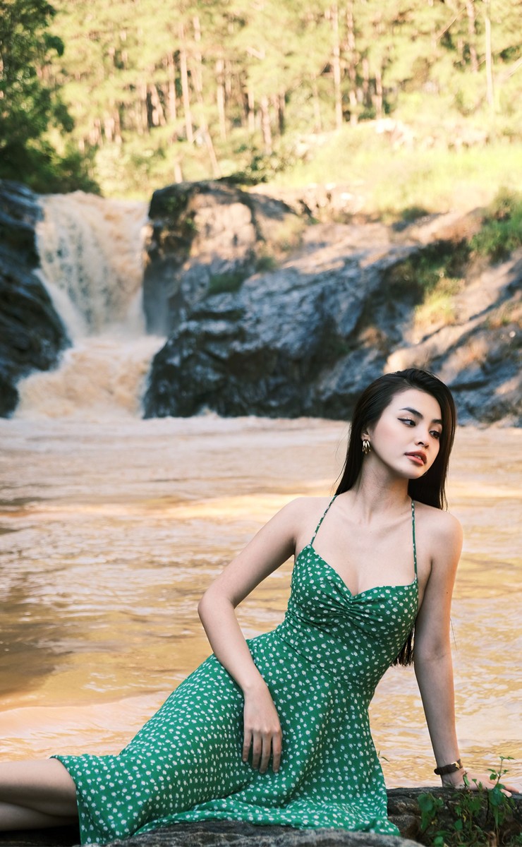 Cô gái diện váy hai dây khoe dáng đẹp mê hoặc bên dòng suối ở Đà Lạt - 2