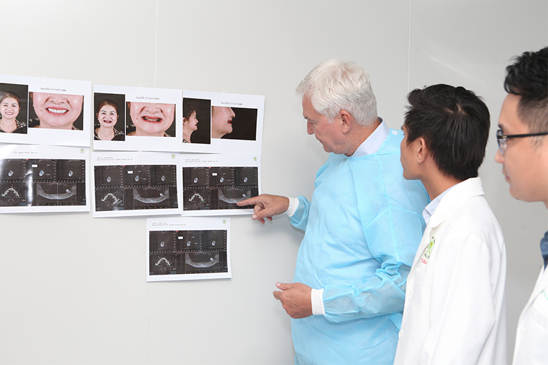 Giáo sư Paulo Malo trực tiếp cố vấn Bác sĩ trước một ca All on 4. Ảnh: Bệnh viện Răng Hàm Mặt Sài Gòn