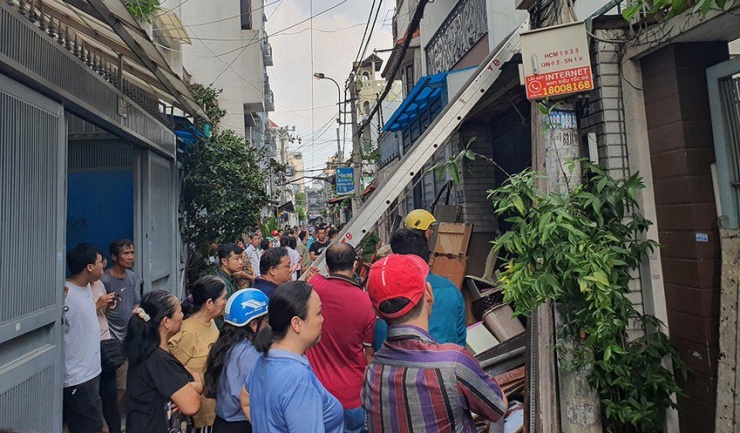 Trước đó, vụ cháy bùng phát từ căn nhà số 51 đường Dân Trí khiến người dân khu vực hoảng hốt. Ảnh: NT
