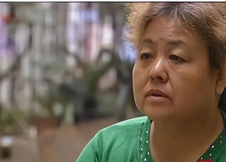 Người mẹ suy sụp ngày nào cũng gọi điện cho con trai đã khuất. Ảnh:&nbsp;Toutiao.