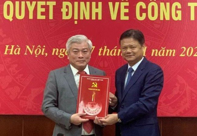 Trưởng ban Tổ chức Thành ủy Vũ Đức Bảo (bên phải) trao quyết định cho ông Mai Trọng Thái.
