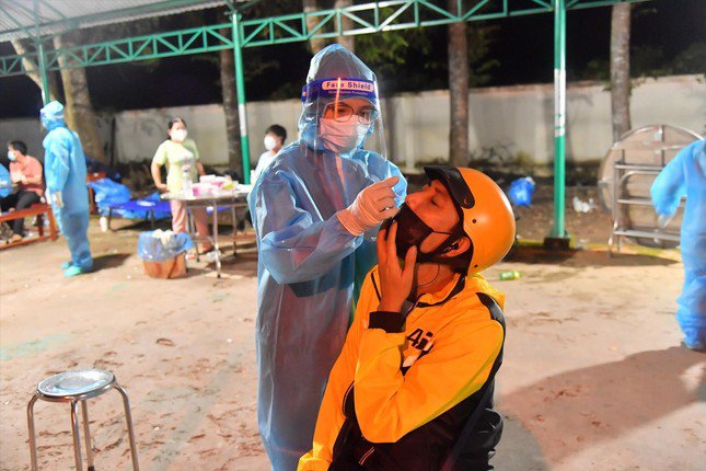 Nhân viên y tế xét nghiệm cho người dân trên địa bàn tỉnh Kiên Giang thời điểm dịch COVID-19