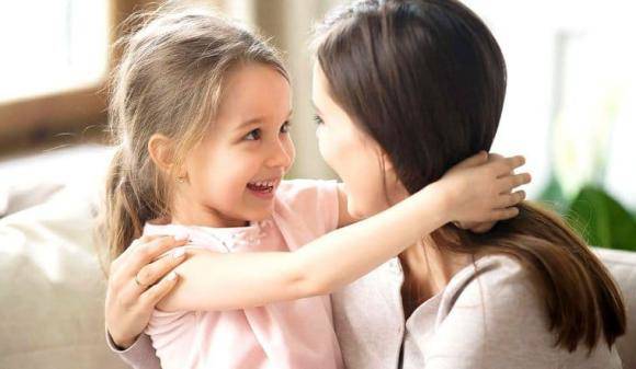 Trẻ thường học hỏi từ những gì chúng quan sát (nhất là kinh nghiệm trong cuộc đời cha mẹ) nhiều hơn là những điều khô khan mà các bậc phụ huynh giáo huấn. Ảnh minh hoạ