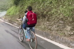 Clip: Dựng tóc gáy cảnh học sinh đi xe đạp đổ đèo bằng phanh chân