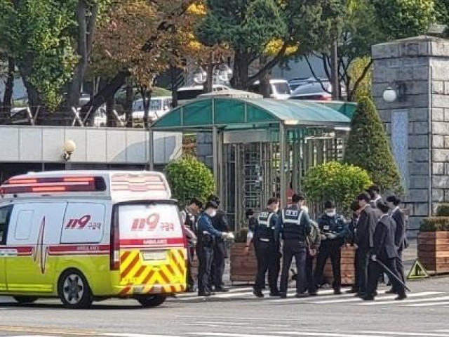 Hai cảnh sát bị đâm ngay bên ngoài văn phòng tổng thống Hàn Quốc