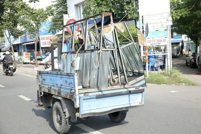Xe ba gác chở đồ trên đường Phạm Văn Đồng, TP Thủ Đức.
