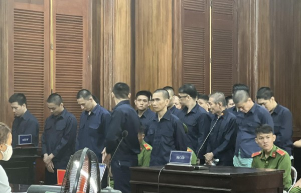 Các bị cáo đang nghe đại diện VKSND TP Hồ Chí Minh nêu quan điểm và đề nghị mức án.