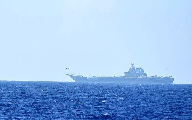 Tàu sân bay Sơn Đông của Hải quân Trung Quốc. (Ảnh: JMSDF)