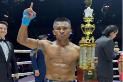 “Thánh Muay” Buakaw tung cước khiến Saenchai vào viện