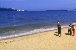 Thi thể nam giới trôi dạt vào bờ biển Nha Trang