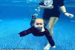 Bà mẹ chia sẻ clip con trai 10 tháng biết bơi gây choáng