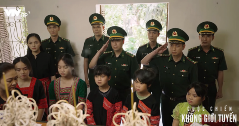 Trung (Việt Anh) cùng đồng đội và các em nhỏ con nuôi đồn biên phòng tới thắp hương cho đồn phó Quang