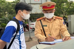 Tin tức trong ngày - Làm điều trái luật gây nguy hiểm, nhiều bạn trẻ ngỡ ngàng vì bị CSGT Hà Nội xử phạt