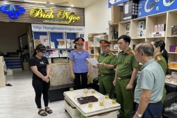 Pháp luật - Bắt ông chủ chuỗi cửa hàng linh kiện điện thoại, thu giữ lô hàng lậu trị giá 10 tỷ đồng
