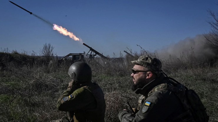 Binh sĩ Ukraine chiến đấu ở tiền tuyến vùng Zaporizhzhia.