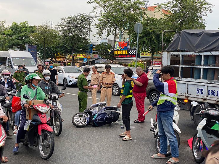 Lực lượng chức năng khám nghiệm hiện trường vụ tai nạn