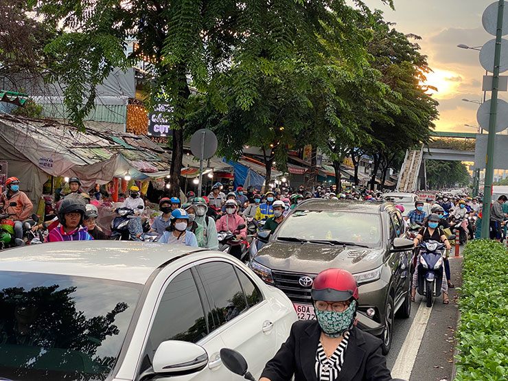 Cửa ngõ sân bay Tân Sơn Nhất kẹt xe khủng khiếp sau vụ tai nạn chết người - 3