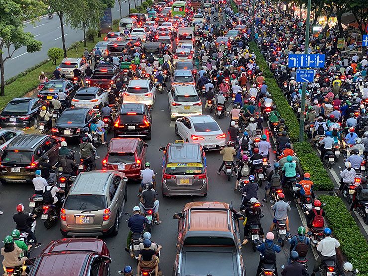 Cửa ngõ sân bay Tân Sơn Nhất kẹt xe khủng khiếp sau vụ tai nạn chết người - 8