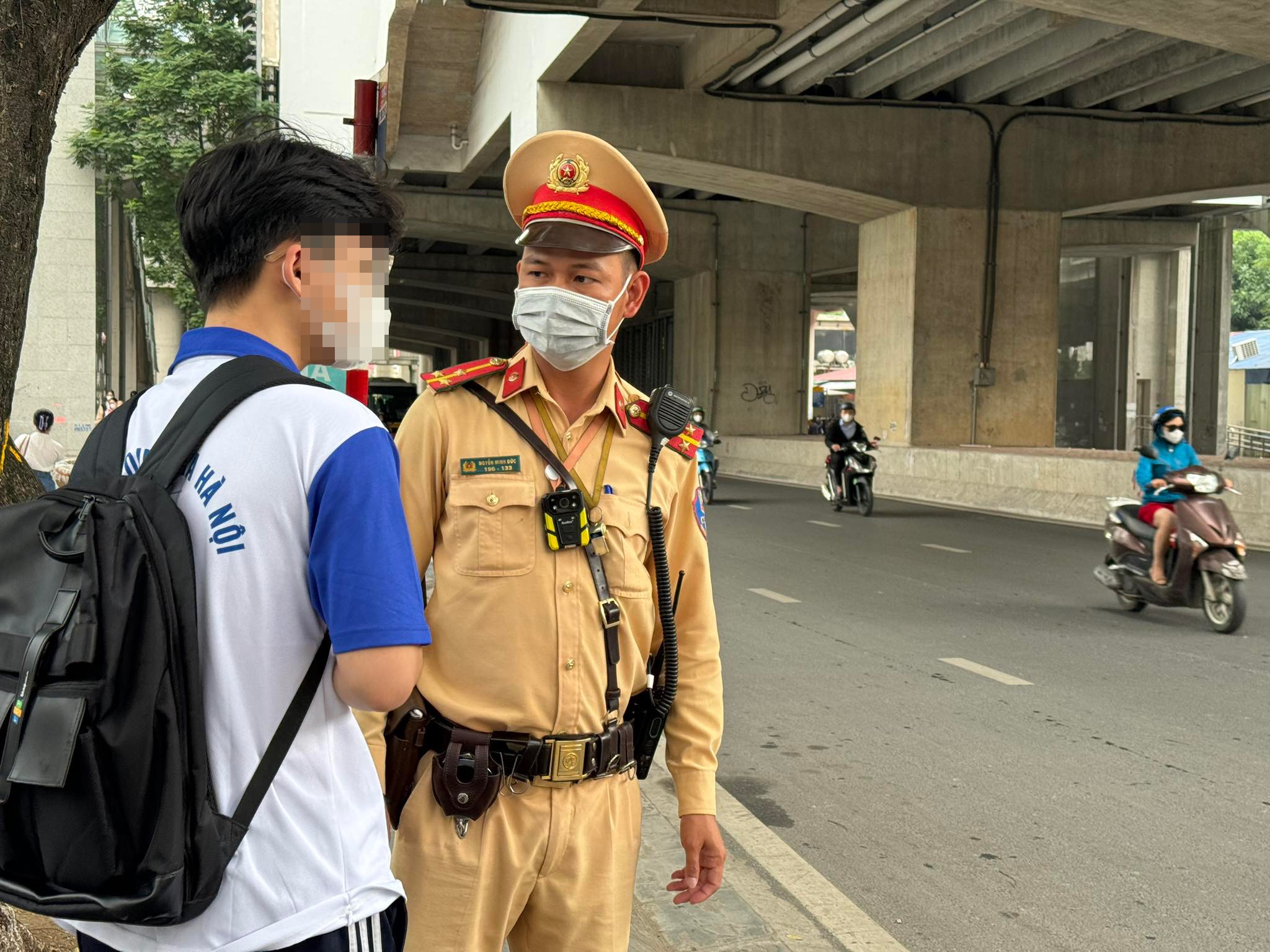 Đi bộ qua đường không đúng nơi quy định N.Đ.Q. bị CSGT kiểm tra.