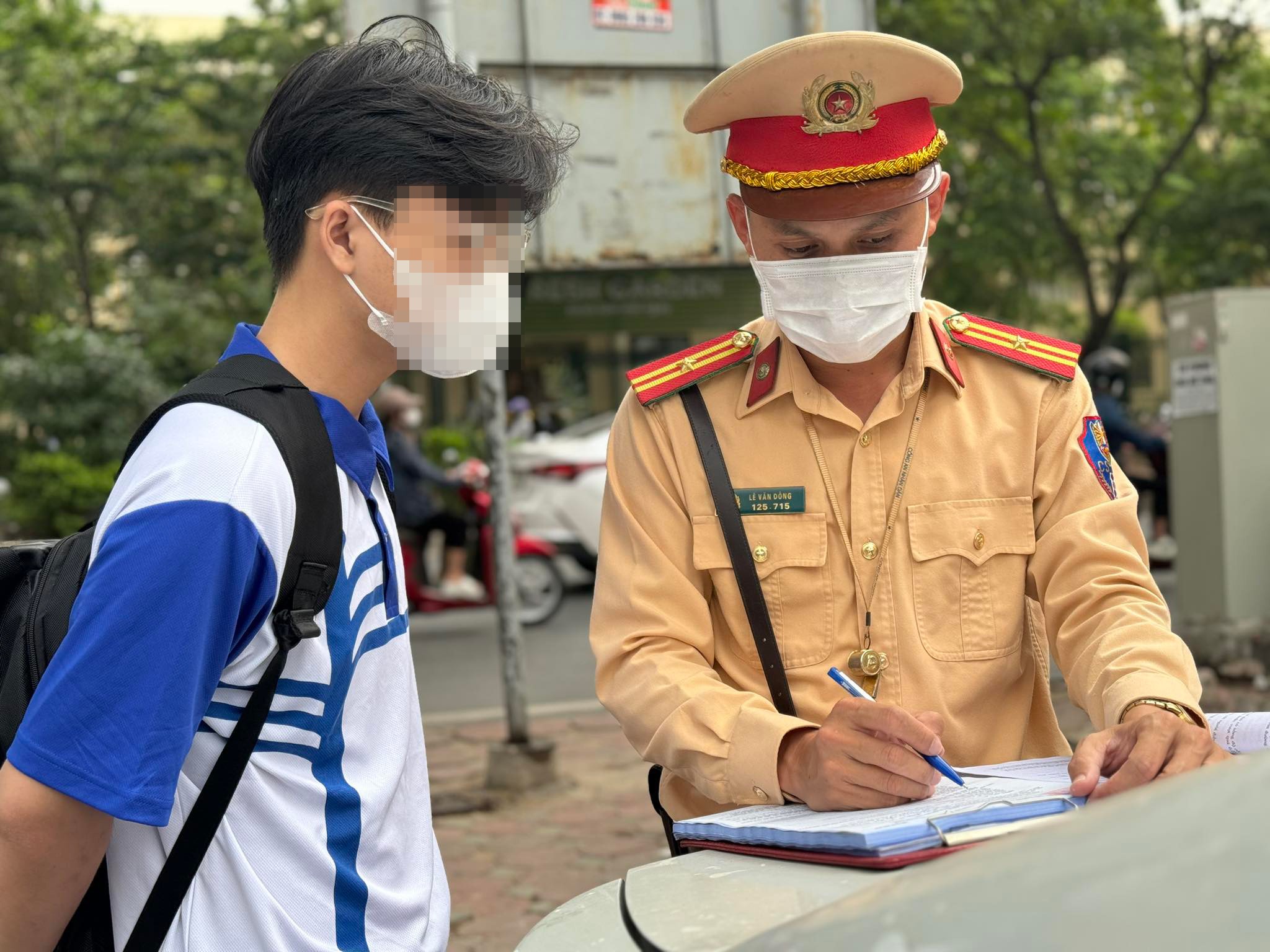 Với lỗi đi bộ qua đường không đúng nơi quy định Q. bị CSGT xử phạt 80.000 đồng.