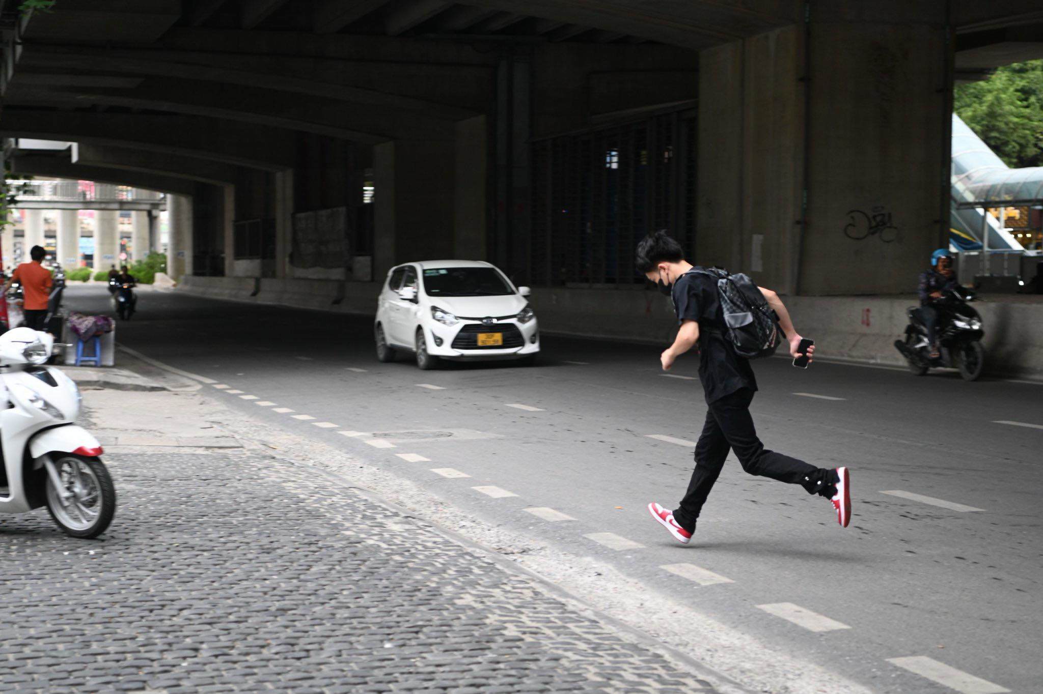 Làm điều trái luật gây nguy hiểm, nhiều bạn trẻ ngỡ ngàng vì bị CSGT Hà Nội xử phạt - 5